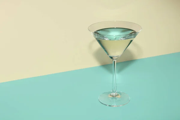 Bicchiere Martini Sfondo Colori — Foto Stock