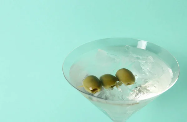 Glas Martini Met Olijven Ijs Kleur Achtergrond — Stockfoto