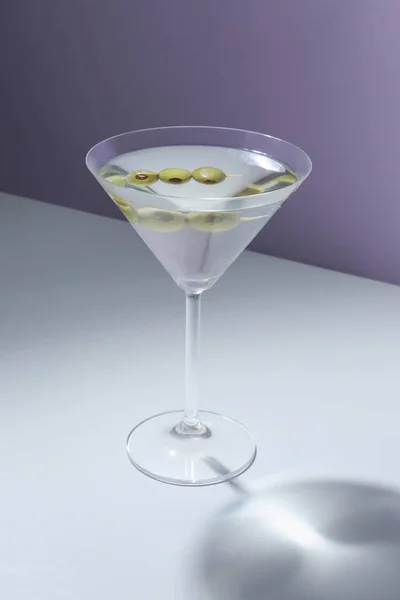 Copo Martini Com Azeitonas Sobre Fundo Cor — Fotografia de Stock