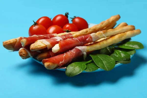 Placa Grissini Italiano Saboroso Com Bacon Fundo Azul — Fotografia de Stock