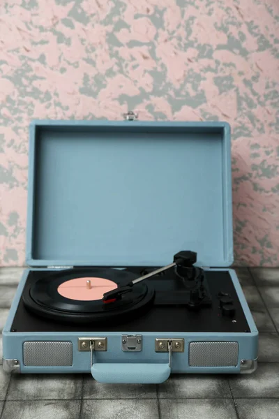 Record Player Vinyl Disk Table Grunge Wall — Stock Photo, Image