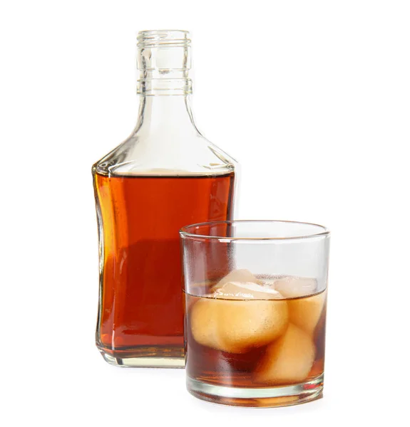 Flasche Und Glas Kalter Rum Auf Weißem Hintergrund — Stockfoto