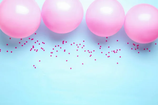 蓝色背景的粉色气球和蛇纹石 — 图库照片