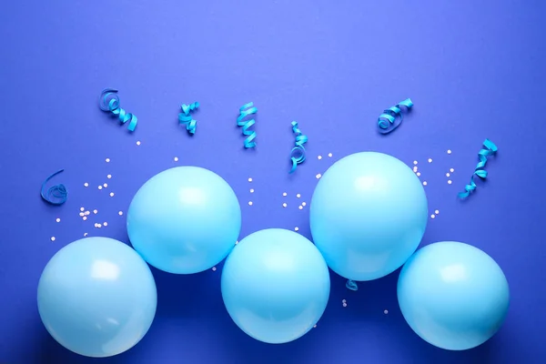 Niebieskie Balony Serpentyna Wstążki Tle Koloru — Zdjęcie stockowe