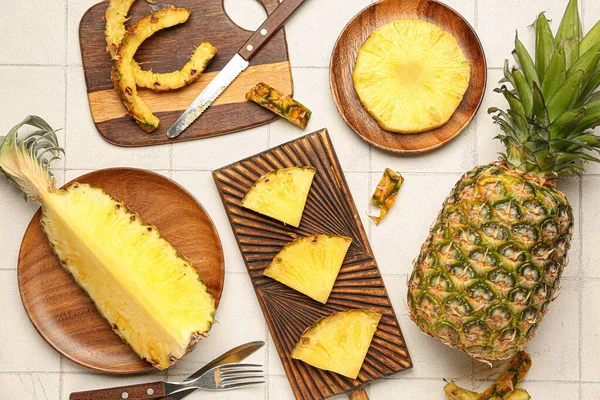 Wooden Board Cut Pineapple Light Background — Stock Photo, Image
