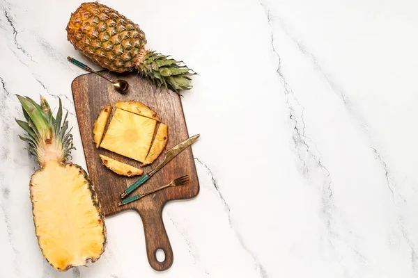 Wooden Board Cut Pineapple Light Background — Stock Photo, Image