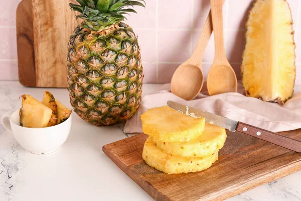 Wooden Board Cut Pineapple Table Kitchen — Stock Photo, Image