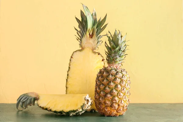 Fresh Cut Pineapple Color Table Yellow Wall — Stock Photo, Image