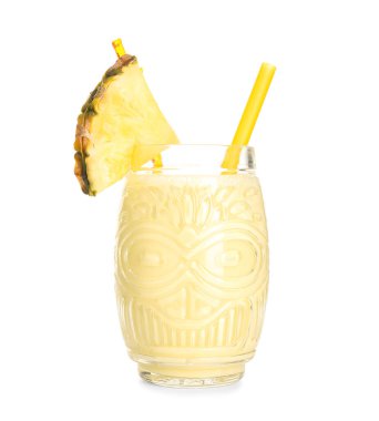 Bir bardak ananas dilimi ve beyaz arka planda saman ile lezzetli smoothie.