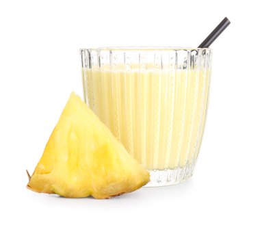 Bir bardak ananas dilimi ve beyaz arka planda saman ile lezzetli smoothie.