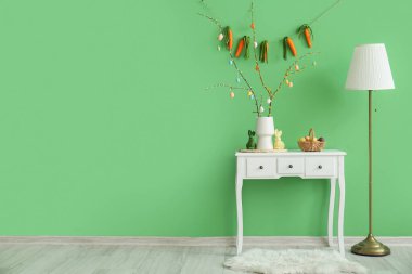 Paskalya dekorlu, masa ve lambalı bir oda.