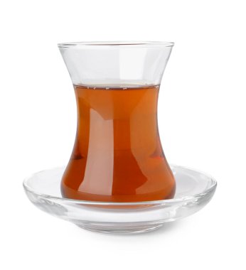 Beyaz zemin üzerinde bir bardak Türk çayı
