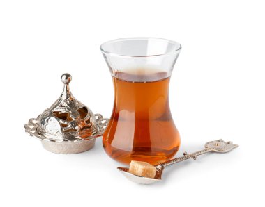 Beyaz zemin üzerinde Türk zevki olan bir bardak çay.