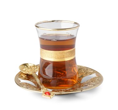 Beyaz zemin üzerinde bir bardak Türk çayı