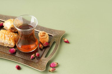 Bir bardak çay, Türk lezzeti ve arka planda kurumuş güller.