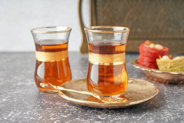 Gri masada bir bardak Türk çayı