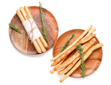 Beyaz arka planda lezzetli İtalyan Grissini tabakları