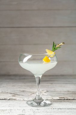 Tahta masada limonlu bir bardak martini.