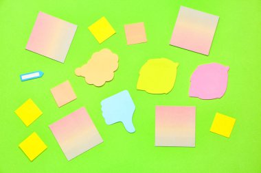 Yeşil arkaplan üzerine yapışkan notlar içeren kompozisyon