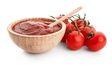 Lezzetli domates ezmeli kase ve beyaz arka planda taze sebzeler.
