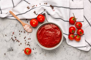 Lezzetli domates ezmeli kase ve arkaplanda taze sebzeler.