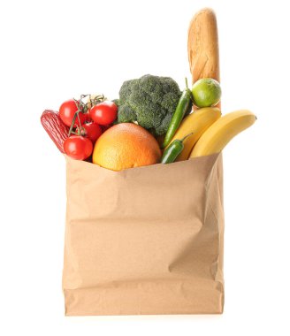 Beyaz arka planda sebzeli, meyveli ve ekmekli kağıt torba