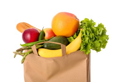 Sebzeli kağıt torba ve beyaz arka planda meyveler.