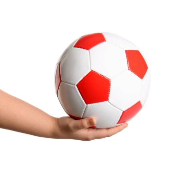 Beyaz arka planda futbol topu olan el.