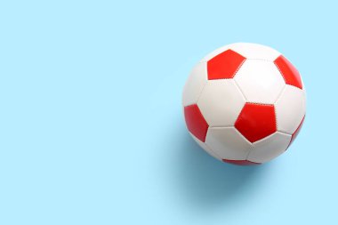 Açık mavi arkaplanda futbol topu