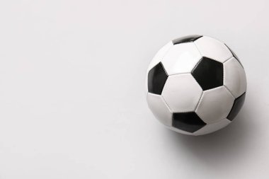 Hafif arkaplanda futbol topu