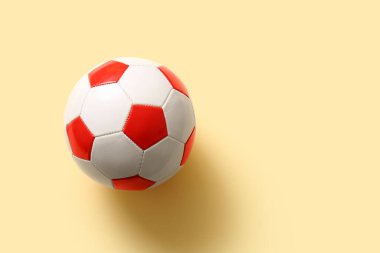Bej arka planda futbol topu