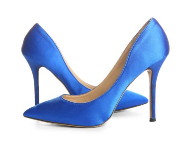 Beyaz arka planda mavi yüksek topuklu ayakkabılar.