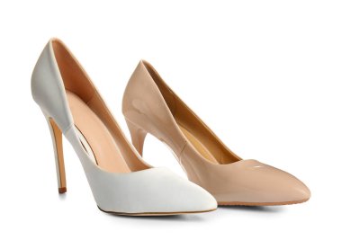 Beyaz arka planda yüksek topuklu ayakkabılar.