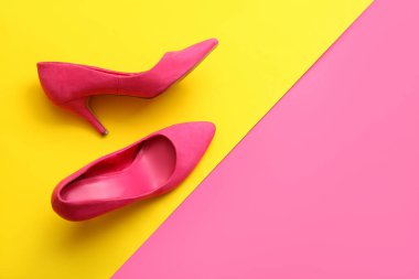 Renkli arka planda şık topuklu ayakkabılar.