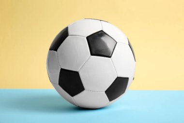 Renkli arka planda futbol topu