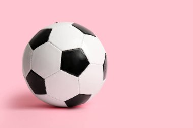 Pembe arka planda futbol topu