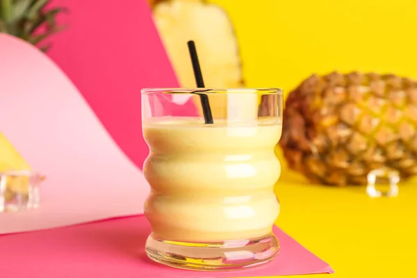 Szklanka Smacznego Koktajlu Ananasowego Słomy Kostek Lodu Kolorowym Tle — Zdjęcie stockowe