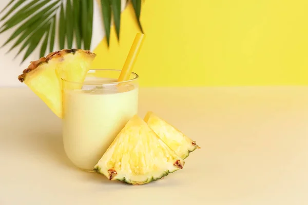 Glas Välsmakande Ananas Smoothie Och Halm Färg Bakgrund — Stockfoto