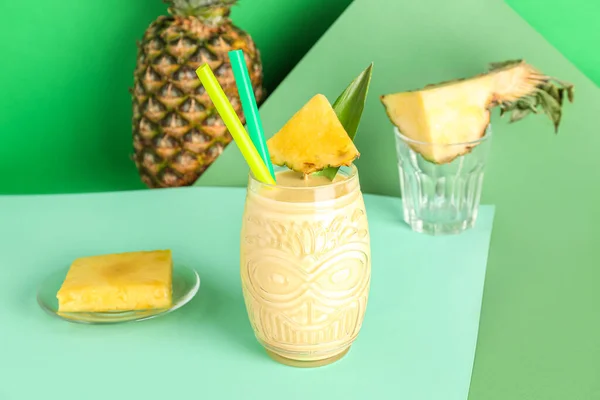 Glas Välsmakande Ananas Smoothie Med Sugrör Färg Bakgrund — Stockfoto