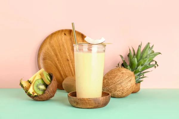 Szklanka Smacznego Koktajlu Ananasowego Kiwi Kokosa Tle Koloru — Zdjęcie stockowe
