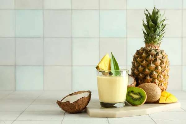 Ein Glas Leckerer Ananas Smoothie Kiwi Und Kokosnuss Auf Dem — Stockfoto