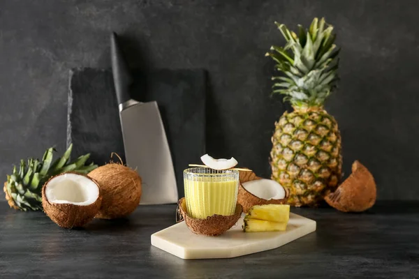 Deska Sklenicí Chutného Ananasového Smoothie Kokosu Černém Grunge Stole — Stock fotografie