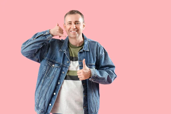 Mature Man Showing Call Gesture Pink Background — Stock Photo, Image