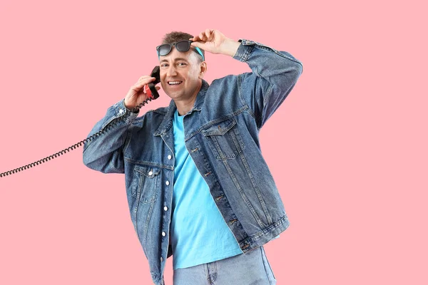 Érett Férfi Beszél Telefonon Rózsaszín Háttér — Stock Fotó