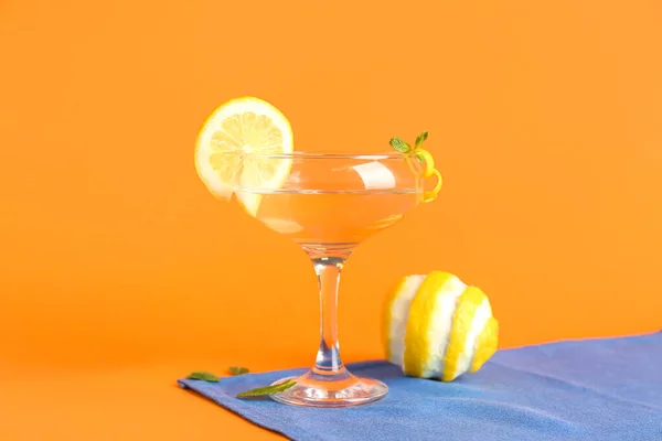 Turuncu Arka Planda Bir Bardak Martini Limon — Stok fotoğraf