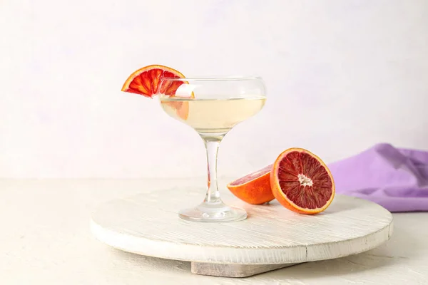 Bicchiere Gustoso Martini Arancia Rossa Sul Tavolo Legno Bianco — Foto Stock