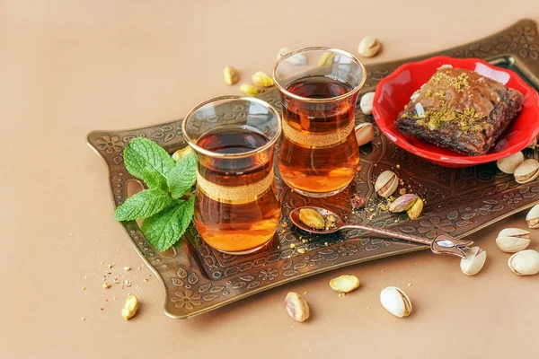 Бежевому Тлі Тацю Склянками Турецького Чаю — стокове фото