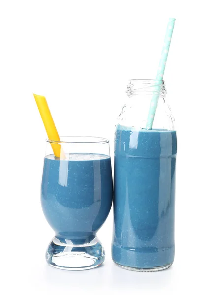 Glas Und Flasche Leckerer Blauer Smoothie Mit Strohhalmen Auf Weißem — Stockfoto