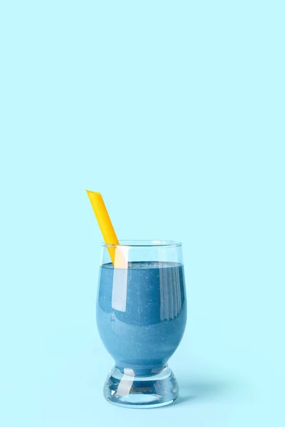 Glas Leckerer Blauer Smoothie Mit Stroh Auf Farbigem Hintergrund — Stockfoto