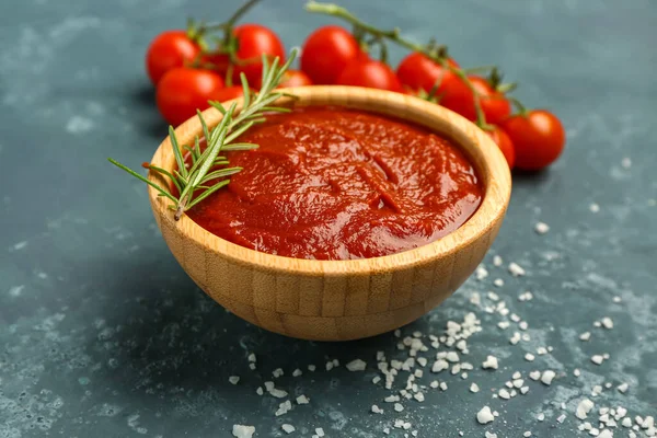 Schüssel Mit Leckerer Tomatenmark Rosmarin Und Frischem Gemüse Auf Grauem — Stockfoto